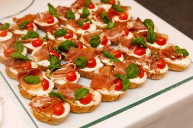 Otelde kahvaltı var. Prosciutto sandviçleri, yakın plan.