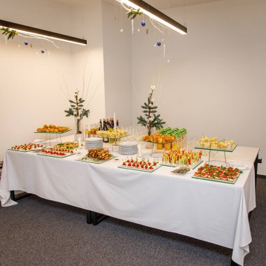 Otelde kahvaltı var. Çeşitli büfe atıştırmalıkları.