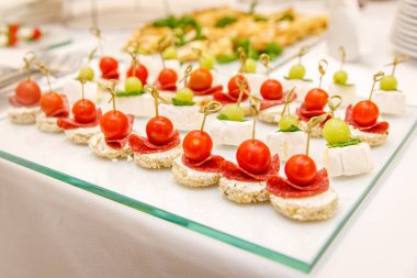 Otelde kahvaltı var. Çeşitli büfe atıştırmalıkları.