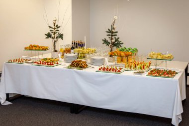 Otelde kahvaltı var. Çeşitli büfe atıştırmalıkları.