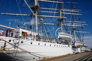 Limanda demirlemiş eski bir yelkenli.