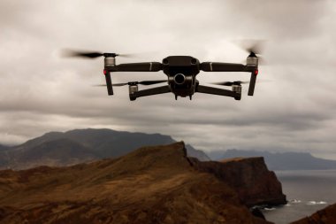 Doğanın üzerinde uçan ve güzel resimler ve videolar yapan bir dron.