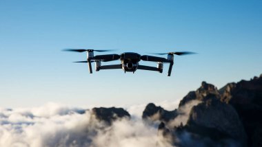 Doğanın üzerinde uçan ve güzel resimler ve videolar yapan bir dron.