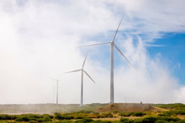 Rüzgâr türbinleri, yel değirmeni jeneratörleri bulutlardaki çiftlikler