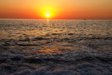 Okyanusun üzerinde güzel bir gün batımı