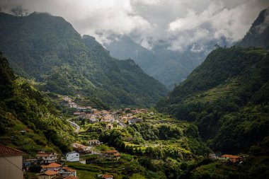 Portekiz 'in Madeira adasında küçük bir köyü olan inanılmaz bir manzara.