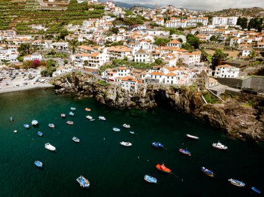 Madeira güzel kıyı şeridi. Deniz kıyısı ve ada köyünün insansız hava aracı görüntüsü