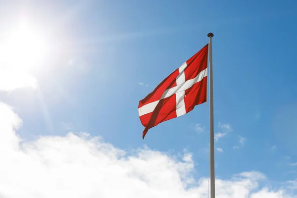 Duńska Flaga Machająca Tle Błękitnego Nieba — Zdjęcie stockowe