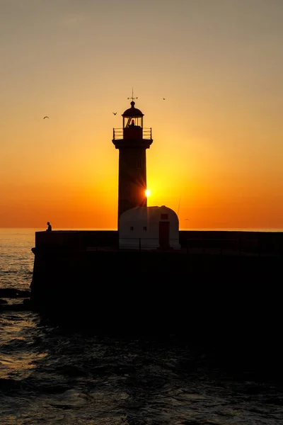 夕日の海の灯台 — ストック写真
