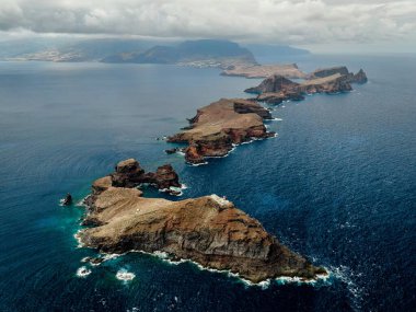 Madeira adasının sonbahar manzarasının insansız hava aracı görüntüsü - Ponta de sao Lourenco uçurumları