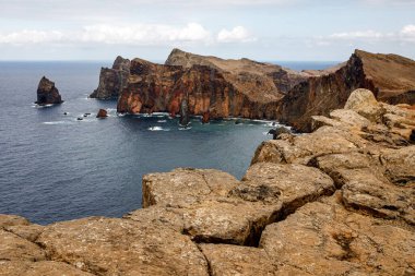 Madeira adasının Rocky sahil şeridi. Portekiz 'deki kayalıklar