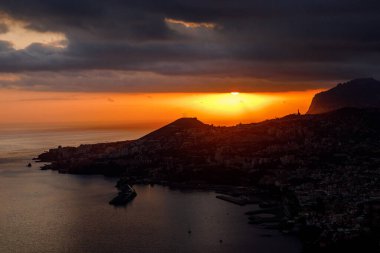 Funchal kasabasında gün batımı - Madeira Adası, Portekiz