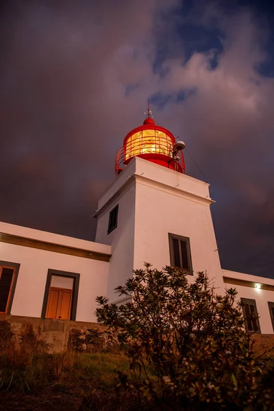 Der Klassische Leuchtturm Mit Eingeschalteter Lampe Bei Sonnenuntergang Dramatische Wolken — Stockfoto