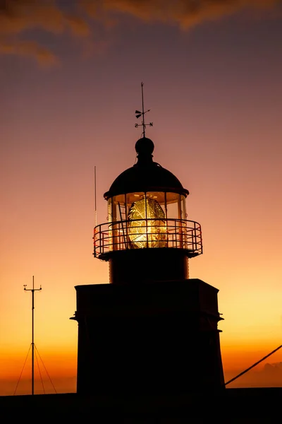 日落时的海洋灯塔轮廓 — 图库照片