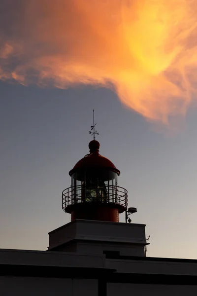 Морський Маяк Під Час Заходу Сонця Задньому Плані Драматичні Хмари — стокове фото