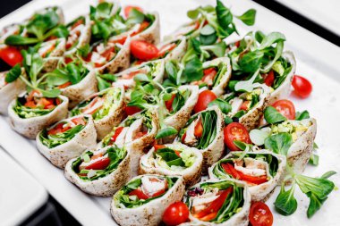 Sebzeler otelde açık büfe kahvaltı için hazırlanıyor.