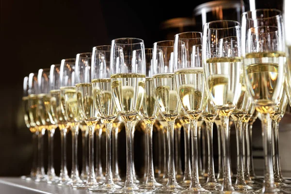 Ряд Бокалов Шампанского Вечеринке — стоковое фото