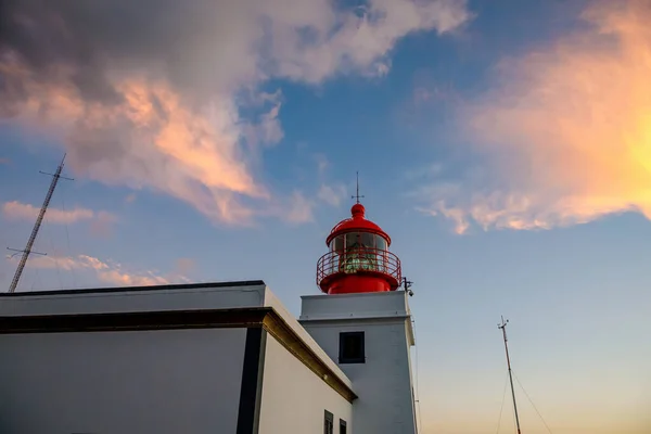 Faro Clásico Con Cabeza Roja Durante Puesta Del Sol Nubes —  Fotos de Stock