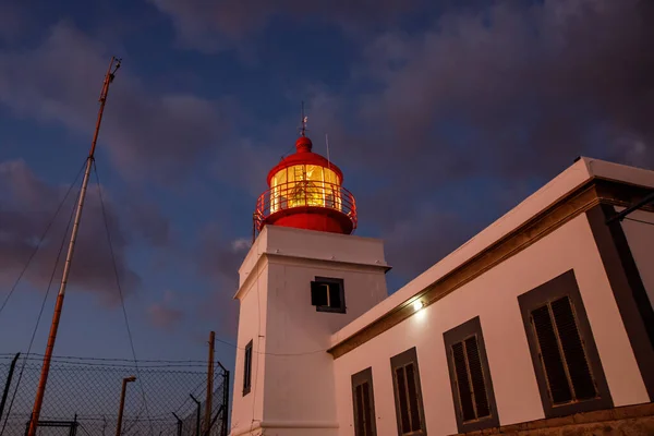 日落时的海洋灯塔 背景上的戏剧性云彩 — 图库照片