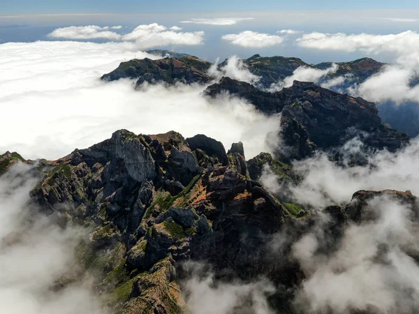 Drone View Madeira Mountains Pico Arieiro Portugália Sziklás Csúcsok Felhők — Stock Fotó