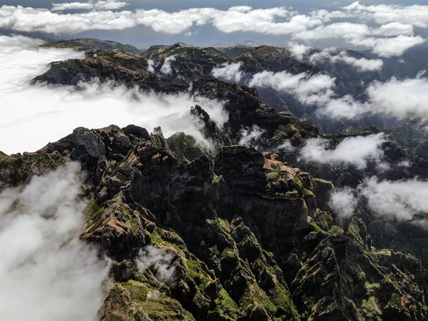 Picos Pedra Montanhas Entre Nuvens Vista Superior Drone — Fotografia de Stock