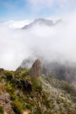 Madeira adasındaki dağ zirveleri bulutlar, kayaların etrafındaki sis...