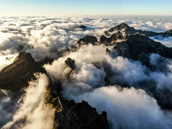 Picos Montaña Asoman Desde Las Nubes — Foto de Stock
