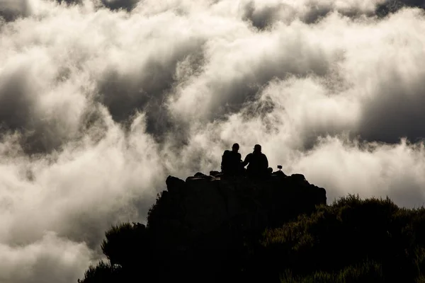Two People Top Mountain Clouds — Stock Photo, Image
