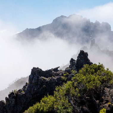 Madeira adasındaki dağ zirveleri bulutlar, kayaların etrafındaki sis...
