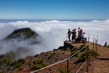 Madeira, Portekiz - 25.09.2022: Madeira adasının en yüksek tepesindeki insanlar - Pico Ruivo