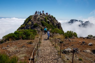 Madeira, Portekiz - 25.09.2022: Madeira adasının en yüksek tepesindeki insanlar - Pico Ruivo