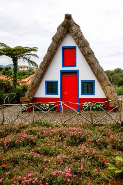 Portekiz 'deki Madeira Adası' nda geleneksel üçgen kırsal ev.
