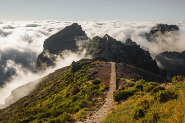 Madeira adasının en yüksek noktası - Arieiro zirvesi, Portekiz