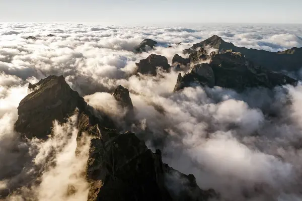 Picos Montaña Sobre Las Nubes — Foto de Stock