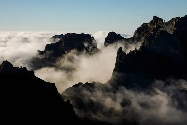 Berggipfel Zwischen Den Wolken — Stockfoto