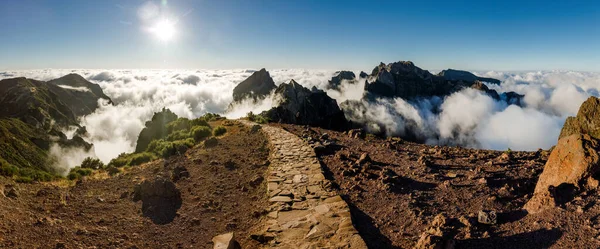 Panoramatický Výhled Vrcholu Hory Turistická Horská Stezka Mezi Skalnatými Vrcholy — Stock fotografie