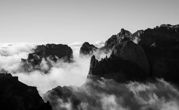 Picos Montaña Entre Las Nubes Blanco Negro — Foto de Stock