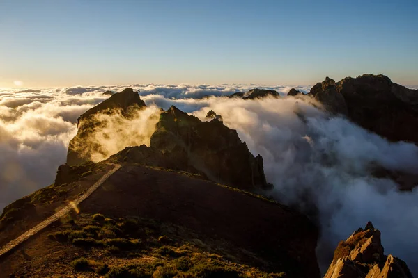 Pináculos Montaña Atardecer Nubes Debajo Los Picos — Foto de Stock