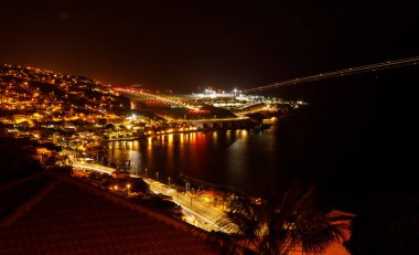 Gece Madeira havaalanına inen uçak.