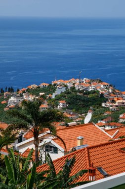 Atlantik Okyanusu kıyısındaki küçük Portekiz kasabası