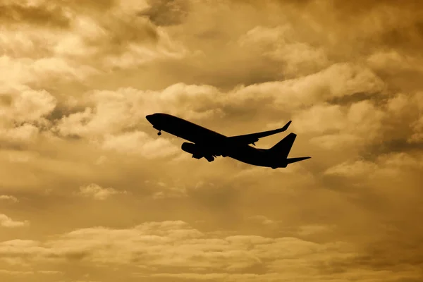 Repülőgép Felszáll Narancssárga Naplemente Felhők Háttér — Stock Fotó