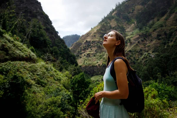 マデイラ島を旅行する観光客の女の子 — ストック写真