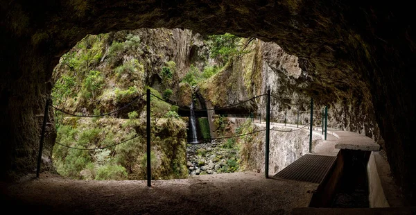 人気の観光コースの石の洞窟からの眺めマデイラ島 — ストック写真