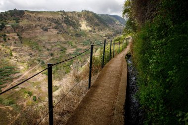 Madeira 'daki Levada - sulama kanalı ve turist yolu.