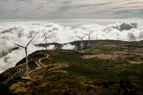 風車農場 風力発電機タービン 山の上 — ストック写真