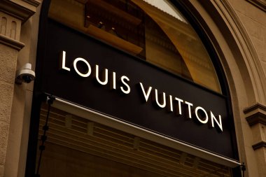 Florence, İtalya - 27 Mart 2023: Louis Vuitton mağaza vitrini logosu