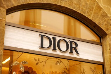 Florence, İtalya - 27 Mart 2023: Mağaza vitrininde DIOR logosu