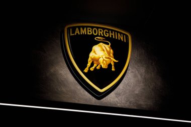 Bolonya, İtalya - 1 Nisan 2023: Işıklı modern Lamborghini logosu