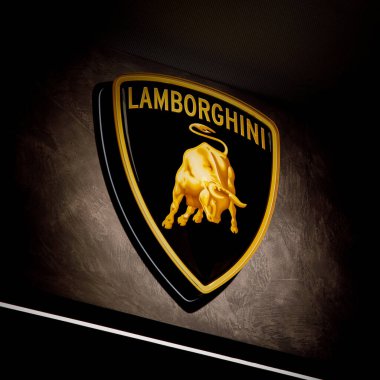 Bolonya, İtalya - 1 Nisan 2023: Işıklı modern Lamborghini logosu