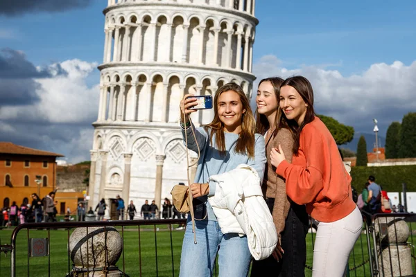 Pise Italie Mars 2023 Trois Filles Heureuses Amis Prenant Selfie — Photo